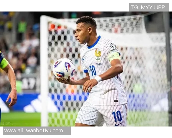 姆巴佩争抢中意外倒地主动示意换人球迷心忧望无大碍